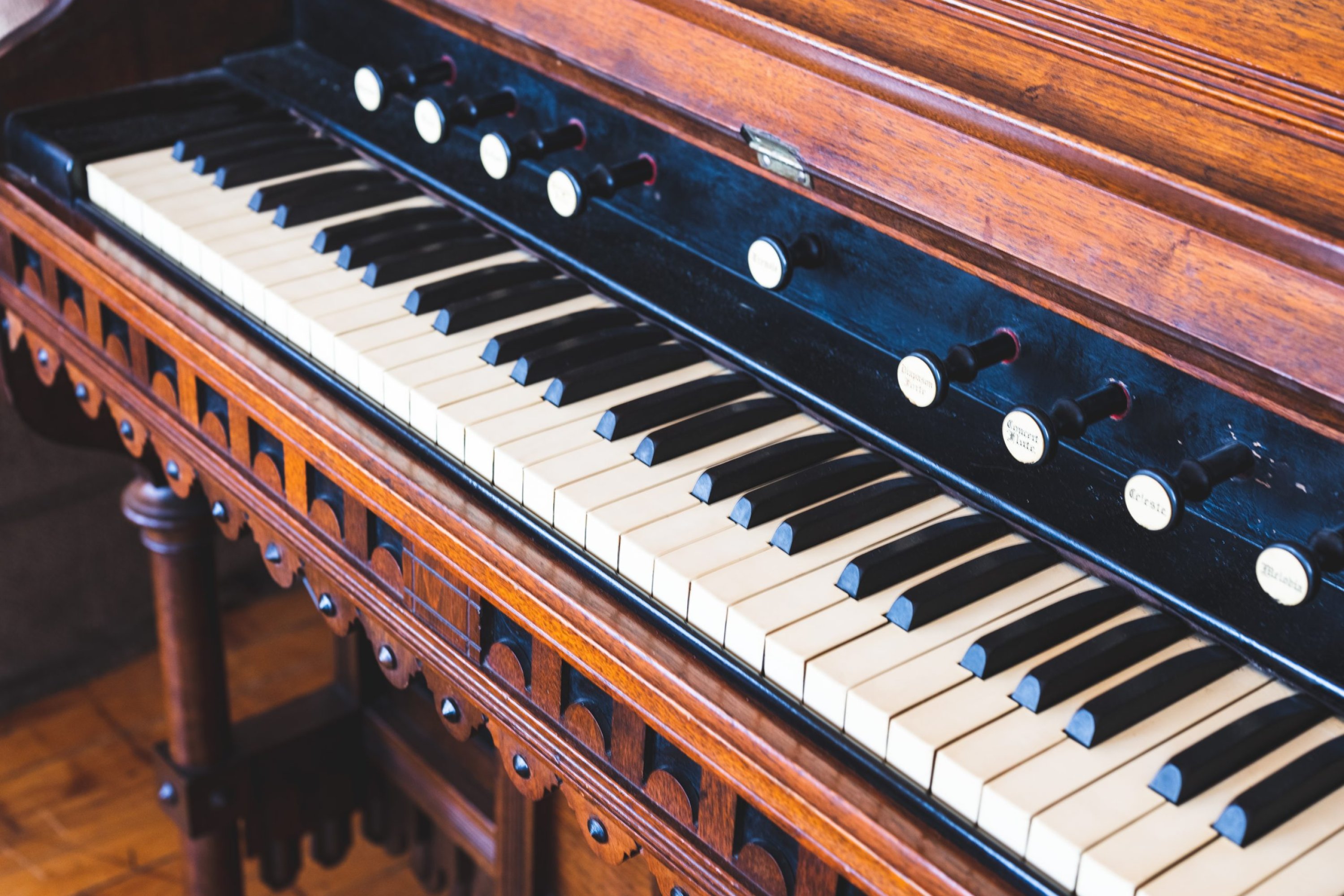 brown-and-white-upright-piano-2954889